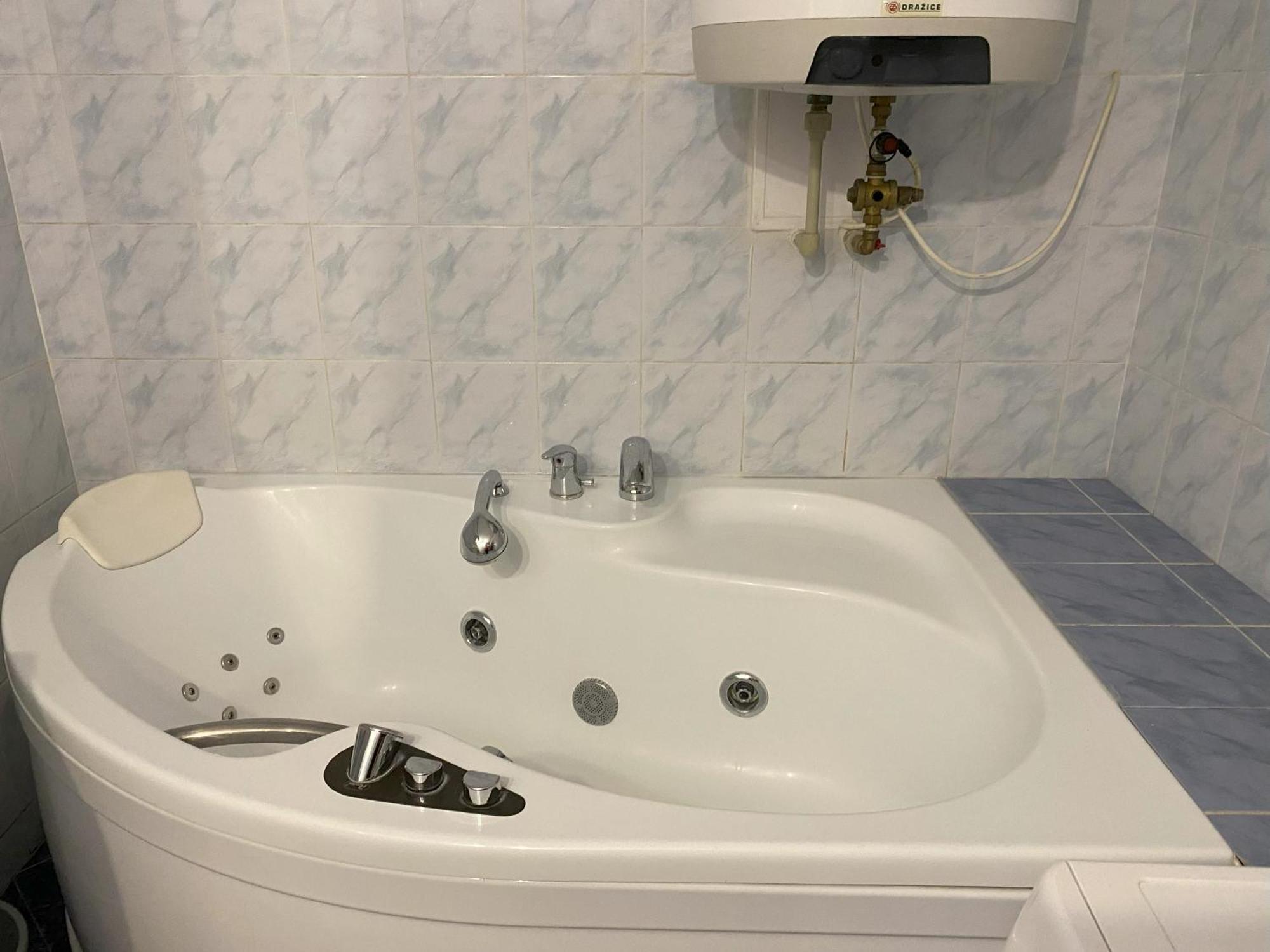 Cozy Garden Apartment In The Heart Of Прага Екстериор снимка
