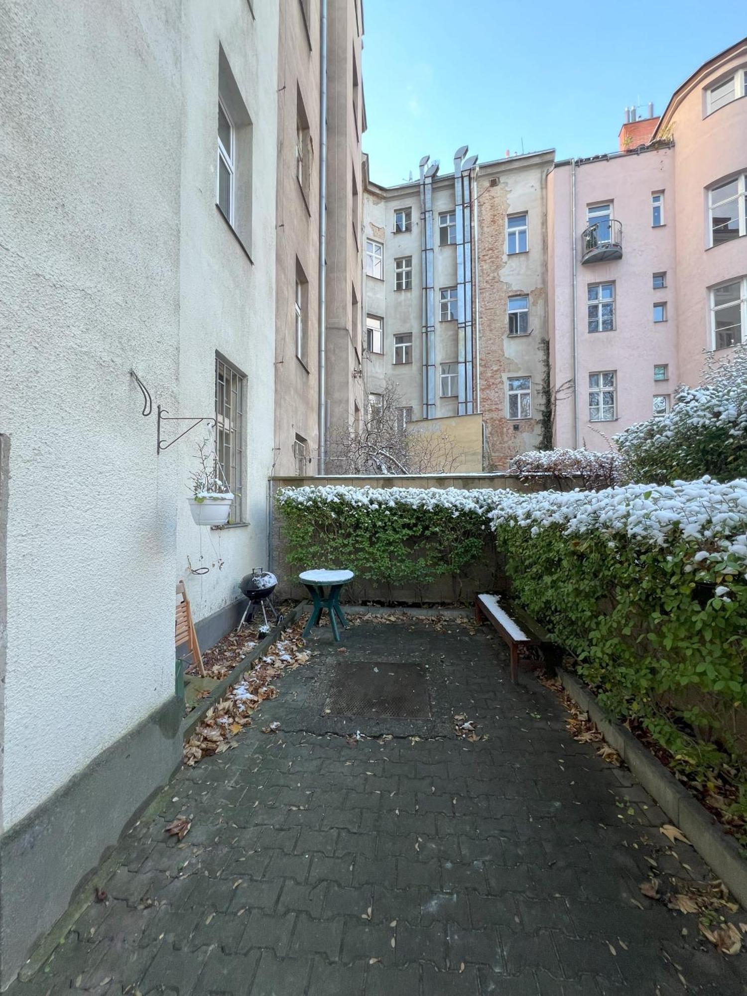 Cozy Garden Apartment In The Heart Of Прага Екстериор снимка